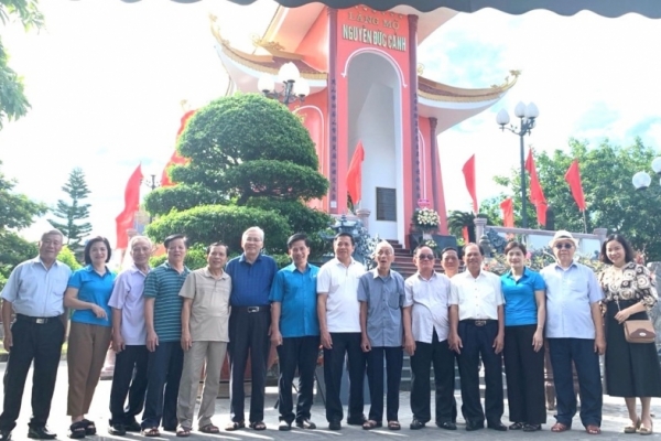 Đoàn cán bộ Liên đoàn Lao động tỉnh Hà Tĩnh qua các thời kỳ dâng hương tưởng niệm đồng chí Nguyễn Đức Cảnh và tham quan một số di tích lịch sử.